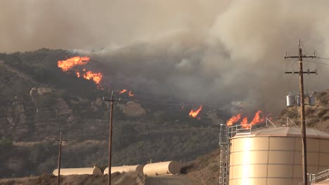 Das-Alisal-Feuer-Brennt-In-Der-Nähe-Von-Öltanks-Und-Stromleitungen-Der-Kritischen-Infrastruktur-Entlang-Der-Küste-Von-Gaviota-Im-Landkreis-Santa-Barbara