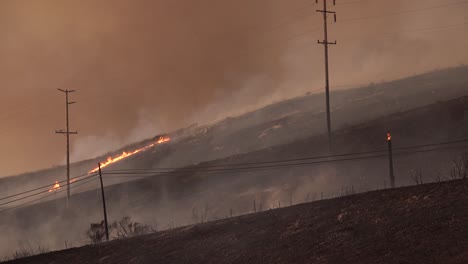 El-Fuego-Alisal-Arde-En-Una-Ladera-Del-Sur-De-California-A-Lo-Largo-De-La-Costa-De-Gaviota-En-El-Condado-De-Santa-Barbara