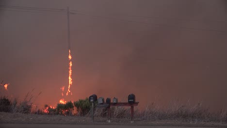 Das-Alisal-Feuer-Verbrennt-Briefkästen-Und-Stromleitungen-Entlang-Der-Küste-Von-Gaviota-Im-Landkreis-Santa-Barbara