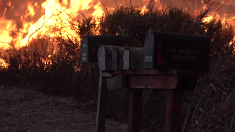 Das-Alisal-Feuer-Verbrennt-Briefkästen-Und-Stromleitungen-Entlang-Der-Küste-Von-Gaviota-Im-Landkreis-Santa-Barbara