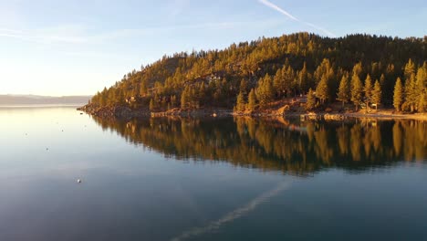 Antena-De-Drones-Al-Atardecer-Sobre-Glenbrook,-Lago-Tahoe,-Nevada,-Hasta-Casa-De-Vacaciones-O-Casa-A-Orillas-Del-Lago