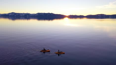 Drohnenantenne-Bei-Sonnenuntergang-Von-Zwei-Kajaks-Kajakfahrer-Paar-Kajak-Rudern-Auf-Dem-Ruhigen-Wasser-Lake-Tahoe,-Nevada,-Kalifornien