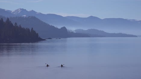 Dos-Kayakers-Pareja-De-Kayakistas-Remando-En-Kayak-En-Las-Tranquilas-Aguas-Del-Lago-Tahoe,-Nevada,-California-En-Invierno