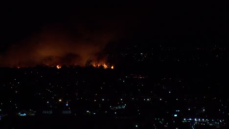 Ein-Großes-Feuer-Brennt-Nachts-In-Einem-Städtischen-Stadtgebiet