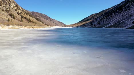 Aerial-Of-A-Winter-Frozen-Lake-In-The-Sierra-Nevada-Mountains,-Near-Yosemite,-California