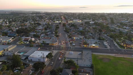 Buena-Antena-Sobre-La-Ciudad-Costera-Genérica-De-Los-Suburbios-De-California-Ciudad-De-Ventura-Al-Atardecer-O-De-Noche-Con-Edificios-Suburbanos-Y-Tráfico