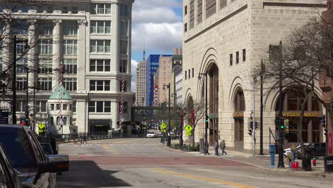 Buena-Toma-De-Establecimiento-Del-Distrito-Comercial-Del-Centro-De-Milwaukee,-Wisconsin