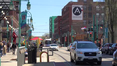 Toma-De-Establecimiento-Del-Día-Exterior-Del-Histórico-Tercer-Distrito-En-El-Centro-De-Milwaukee,-Wisconsin