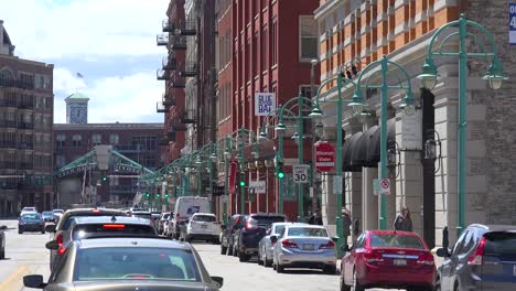 Toma-De-Establecimiento-Del-Día-Exterior-Del-Histórico-Tercer-Distrito-En-El-Centro-De-Milwaukee,-Wisconsin