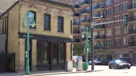 Old-And-New-Architecture-Are-Contrasted-In-Downtown-Milwaukee,-Wisconsin