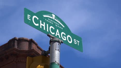 Toma-De-Establecimiento-De-La-Calle-Chicago-En-El-Histórico-Tercer-Distrito-De-Milwaukee,-Wisconsin