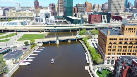 Incline-Hacia-Arriba-La-Antena-Del-Distrito-Comercial-Del-Centro-De-Milwaukee,-Wisconsin.