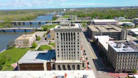 Good-Drone-Aerial-Of-Downtown-Saginaw,-Michigan-With-Old-Buildings-And-Empty-Lots,-Suggesting-Economic-Downturn