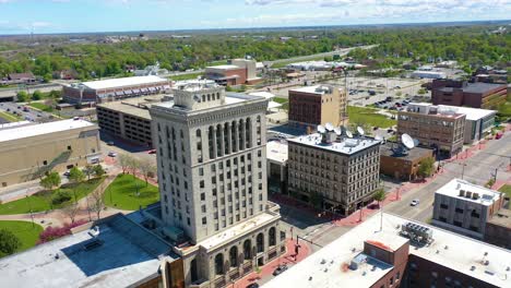 Buena-Antena-De-Drones-Del-Centro-De-Saginaw,-Michigan,-Con-Edificios-Antiguos-Y-Lotes-Vacíos,-Lo-Que-Sugiere-Una-Recesión-Económica