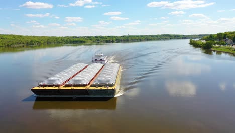 Muy-Buena-Antena-De-Drones-A-Lo-Largo-Del-Río-Mississippi-En-Le-Claire,-Iowa-De-Un-Viejo-Barco-Fluvial-Y-Barcaza-Que-Se-Dirige-Río-Arriba