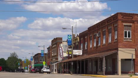 Toma-De-Establecimiento-De-Prophetstown,-Illinois,-Una-Típica-Pequeña-Ciudad-Estadounidense-Con-Automóviles-Y-Edificios