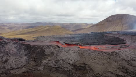 Antena-De-Lava-Fundida-Caliente-Que-Fluye-En-Un-Río-Del-Volcán-Fagradalsfjall-En-La-Península-De-Reykjanes-En-Islandia