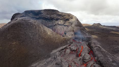 Luftaufnahme-Von-Heißem,-Geschmolzenem-Lavabrocken,-Der-Vom-Fagradalsfjall-Vulkan-Auf-Der-Reykjanes-Halbinsel-In-Island-In-Einen-Pool-Fällt