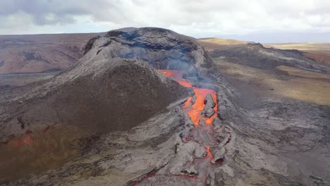 Luftaufnahme-Heißer-Geschmolzener-Lava,-Die-In-Einem-Fluss-Vom-Vulkan-Fagradalsfjall-Auf-Der-Halbinsel-Reykjanes-In-Island-Fließt
