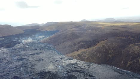 Antena-Sobre-Flujos-De-Lava-Y-Campos-En-El-Volcán-Fagradaslfjall-En-La-Península-De-Reykjanes,-Islandia