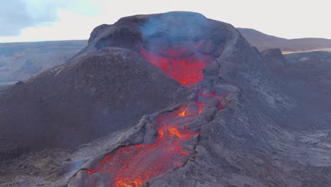 Inclinación-Lenta-Hacia-Abajo-De-La-Lava-Que-Fluye-Desde-El-Cráter-En-La-Erupción-Explosiva-Volcánica-Del-Volcán-Fagradalsfjall-En-Islandia