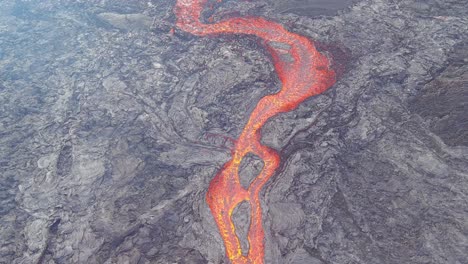 Hermosa-Toma-Aérea-Abstracta-De-Ríos-De-Lava-Que-Fluyen-Cerca-De-La-Erupción-Explosiva-Volcánica-Del-Volcán-Fagradalsfjall-En-Islandia