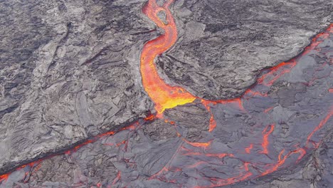 Hermosa-Toma-Aérea-Abstracta-De-Ríos-De-Lava-Que-Fluyen-Cerca-De-La-Erupción-Explosiva-Volcánica-Del-Volcán-Fagradalsfjall-En-Islandia