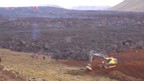 El-Equipo-De-Construcción-Intenta-En-Vano-Hacer-Una-Presa-O-Una-Barrera-Para-Bloquear-El-Flujo-De-Lava-En-La-Erupción-Volcánica-Del-Volcán-Fagradalsfjall-En-Islandia