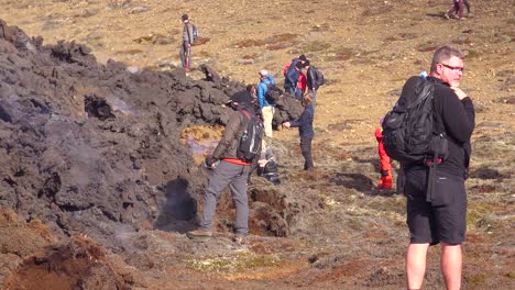 Touristen-Gehen-Während-Des-Vulkanausbruchs-Des-Fagradalsfjall-Vulkans-In-Island-Bis-Zum-Rand-Des-Vulkanischen-Lavastroms