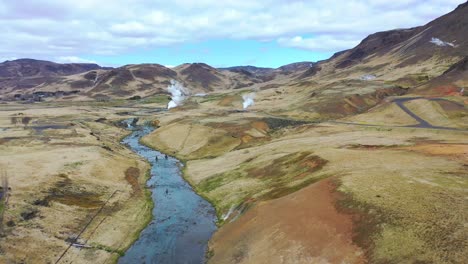 Hermosa-Antena-Sobre-La-Región-Geotérmica-De-Hveragerdi-A-Lo-Largo-De-La-Dorsal-Mesoatlántica-En-Islandia