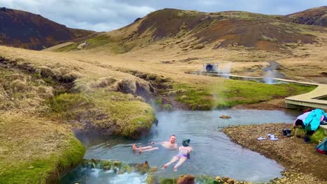 Menschen-Baden-Und-Genießen-In-Den-Heißen-Quellen-Und-Flüssen-Der-Geothermalregion-Hveragerdi-Entlang-Des-Mittelatlantischen-Rückens-In-Island