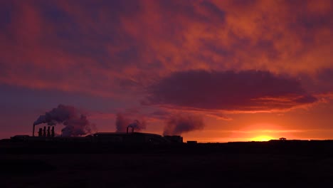 Aufnahme-Bei-Sonnenuntergang-Eines-Geothermischen-Kraftwerks,-Das-Saubere-Energie-In-Island-Produziert