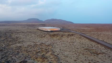 Muy-Buena-Toma-Aérea-De-Establecimiento-De-Un-Invernadero-Experimental-Geotérmico-Remoto-En-Una-Sección-Solitaria-De-Islandia