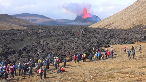 Los-Turistas-Observan-La-Erupción-Del-Volcán-Fagradalsfjall-Desde-El-Borde-De-Ataque-Del-Flujo-De-Lava-En-Islandia