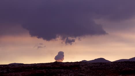 Der-Vulkan-Fagradalsfjall-Bricht-In-Der-Ferne-In-Einer-Wolke-Aus-Rauch-Und-Asche-Aus