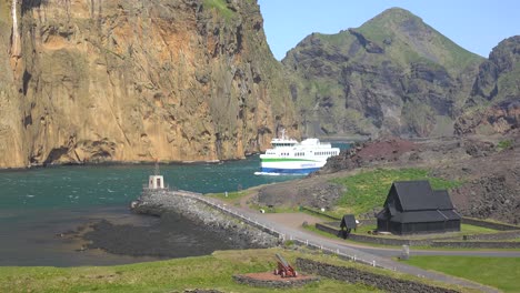 Die-Fähre-Der-Westmännerinseln-Kommt-Mit-Elektrischem-Antrieb-In-Vestmannaeyjar-An,-Vorbei-An-Einer-Norwegischen-Stabkirche