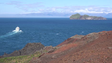 El-Ferry-De-Westman-Islands,-Totalmente-Eléctrico,-Sale-Del-Puerto-De-Vestmannaeyjar-Pasando-Por-Los-Altos-Acantilados-De-La-Isla