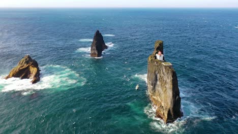 Notable-Antena-Del-Faro-Pridrangaviti-Encaramado-En-Una-Remota-Isla-Rocosa-En-El-Océano-Atlántico-Frente-A-La-Costa-De-Islandia