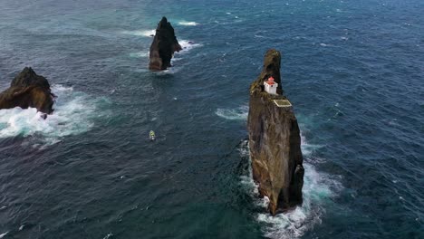 Bemerkenswerte-Antenne-Des-Leuchtturms-Pridrangaviti,-Der-Auf-Einer-Abgelegenen-Felseninsel-Im-Atlantik-Vor-Der-Küste-Von-Island-Thront