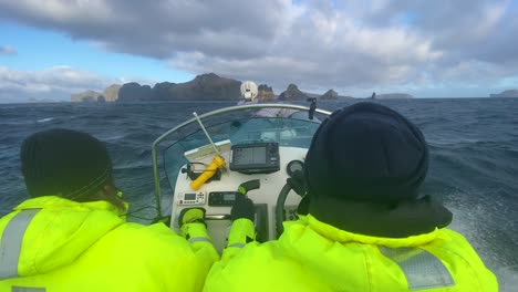 La-Guardia-Costera-Islandesa-De-Búsqueda-Y-Rescate-Desafía-Mares-Muy-Altos-En-Un-Bote-Zodiac-Y-Olas-Altas-En-Las-Islas-Westman,-Islandia