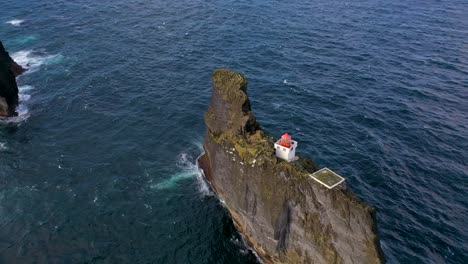 Bemerkenswerte-Antenne-Des-Leuchtturms-Pridrangaviti,-Der-Auf-Einer-Abgelegenen-Felseninsel-Im-Atlantik-Vor-Der-Küste-Von-Island-Thront