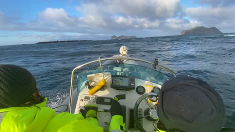 La-Guardia-Costera-Islandesa-De-Búsqueda-Y-Rescate-Desafía-Mares-Muy-Altos-En-Un-Bote-Zodiac-Y-Olas-Altas-En-Las-Islas-Westman,-Islandia