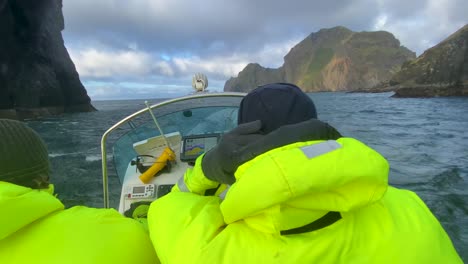 La-Guardia-Costera-Islandesa-De-Búsqueda-Y-Rescate-Desafía-Mares-Muy-Altos-En-Un-Bote-Zodiac-Y-Olas-Altas-En-Las-Islas-Westman,-Islandia