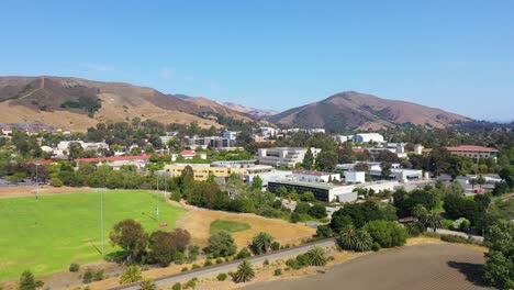 Nette-Luftaufnahme-über-Dem-Cal-Poly-San-Luis-Obispo-Slo-College-Universitätscampus-In-San-Luis-Obispo,-Kalifornien