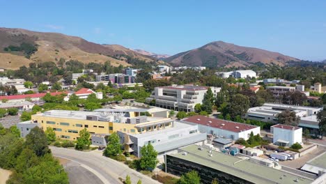 Bonita-Toma-Aérea-Sobre-El-Campus-Universitario-Cal-Poly-San-Luis-Obispo-Slo-College-En-San-Luis-Obispo,-California