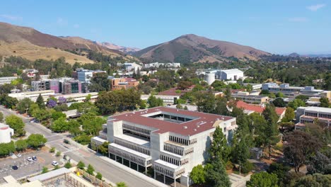 Bonita-Toma-Aérea-Sobre-El-Campus-Universitario-Cal-Poly-San-Luis-Obispo-Slo-College-En-San-Luis-Obispo,-California