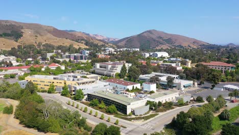 Nette-Luftaufnahme-über-Dem-Cal-Poly-San-Luis-Obispo-Slo-College-Universitätscampus-In-San-Luis-Obispo,-Kalifornien