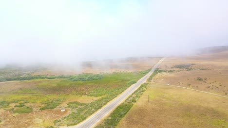 Los-Automóviles-Viajan-En-La-Niebla-En-La-Autopista-Uno-A-Lo-Largo-De-La-Remota-Costa-Central-De-California-Cerca-De-Big-Sur-O-Monterey,-California