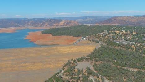 Una-Toma-Panorámica-Alta-De-La-Represa-De-Oroville-En-California-Revela-Condiciones-De-Sequía-Extrema-Durante-Una-Gran-Crisis-De-Agua