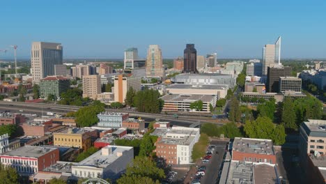 Good-Aerial-Establishing-Shot-Of-Skyline-Downtown-Sacramento,-California-With-Freeway-Traffic-Foreground